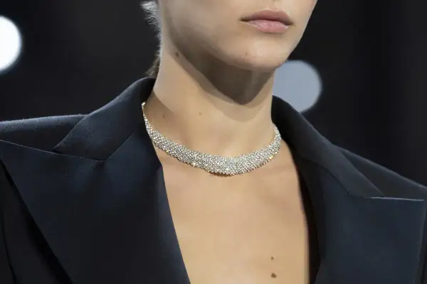 Elegancka kolia z kryształkami, która dodaje blasku stylizacji.