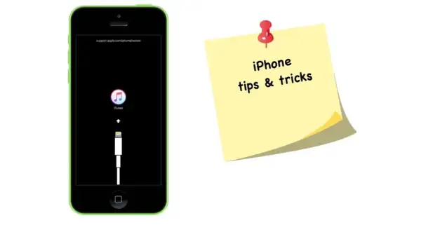 Zielony iPhone w trybie awaryjnym z ikoną iTunes i kablem. Obok żółta karteczka z napisem "iPhone tips & tricks". Dowiedz się, jak awaryjnie wyłączyć iPhone.