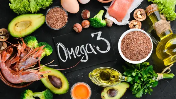 Ingredienti per il bodybuilding: salmone, avocado, semi di lino, uova, gamberi, broccoli. Quanti omega 3 al giorno?
