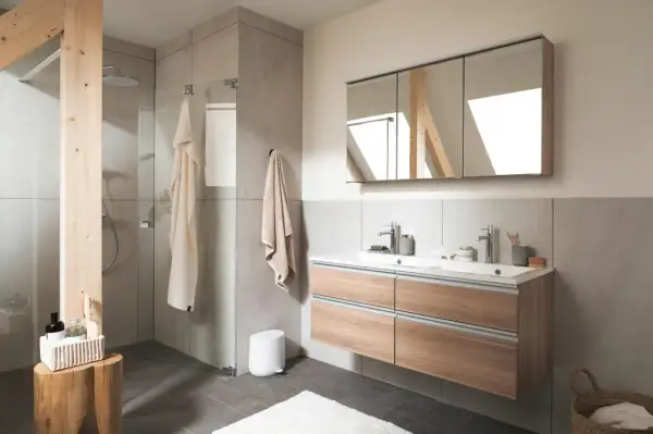 Modernes Bad mit Glasdusche, Doppelwaschbecken und Holzelementen. Eine elegante duschvorhang alternative.
