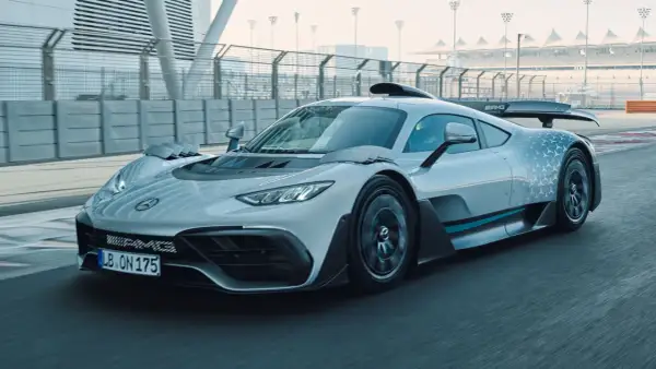 El Mercedes-AMG Project One, con la potencia de mil caballos, acelera en la pista.