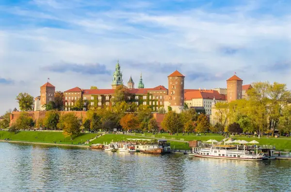 Wawel w jesiennej odsłonie, z łodziami na Wiśle. Poznaj ciekawostki o Krakowie!