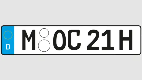 Deutsches Kennzeichen M OC 21 H. Die Zahl 21 steht für das Jahr, und das H am Ende des Kennzeichens ist ein besonderes Zeichen.
