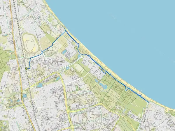 Mapa z zaznaczonymi trasami rowerowymi w Gdyni, biegnącymi wzdłuż wybrzeża i przez tereny zielone.