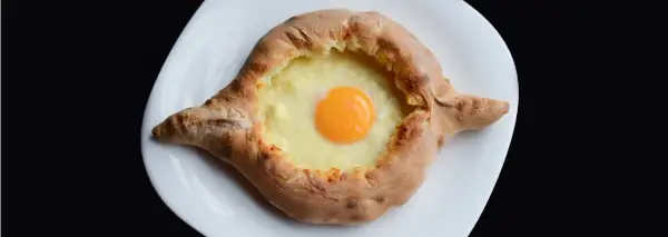 Chaczapuri adżarskie, pyszne danie z kuchni gruzińskiej. Przepisy na to danie znajdziesz w internecie.