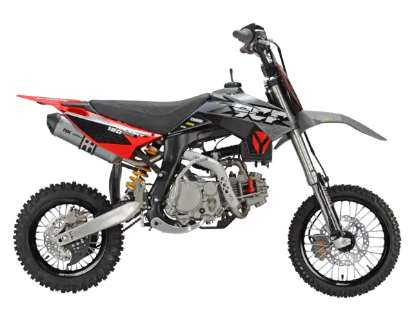Motocykl typu pit bike z czarnym siedzeniem, czerwono-szarym nadwoziemiem i czarnymi kołami na czarnym tle.