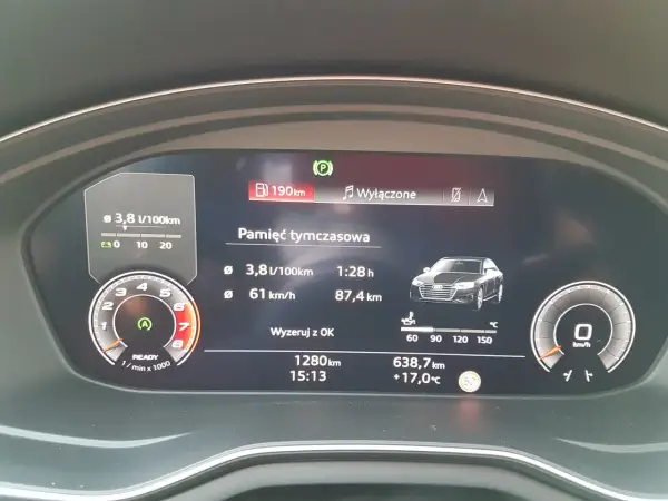 Audi A4: średnie spalanie 3,8 l/100km, zasięg 190km. Pokazuje też prędkość i dystans.