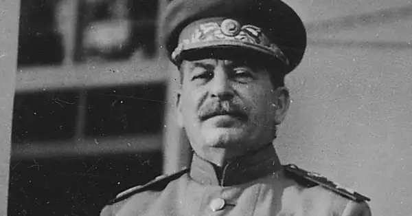 Portret Stalina w mundurze wojskowym. Władza nie zależy od głosów, bo nieważne kto głosuje, ważne kto liczy głosy.