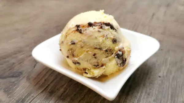 Ein Löffel cremiges Cookies Eis mit Schokoladenstückchen, perfekt für ein selbstgemachtes Eis Rezept.