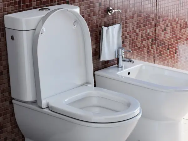 Nowoczesna łazienka z białym WC i bidetem. Zastanawiasz się, jak dobrac deske WC? Oto inspiracja.