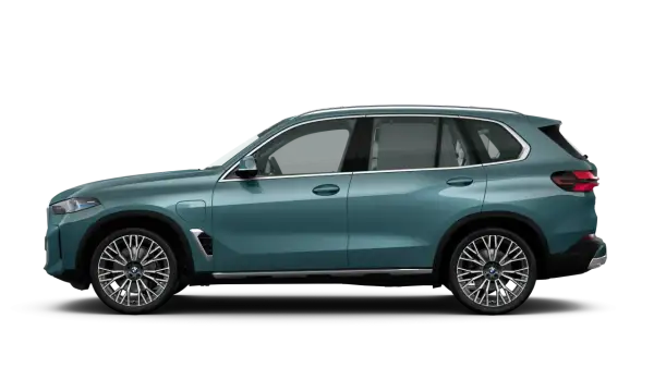 BMW X5 G05 LCI w kolorze zielonym, widok z boku, na czarnym tle.