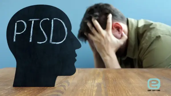 Sylwetka głowy z napisem PTSD, obok mężczyzna w rozpaczy. Szukamy leków na PTSD.