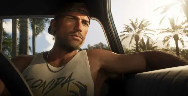Jason z GTA 6 w czapce i podkoszulku jedzie samochodem przez słoneczne miasto z palmami.