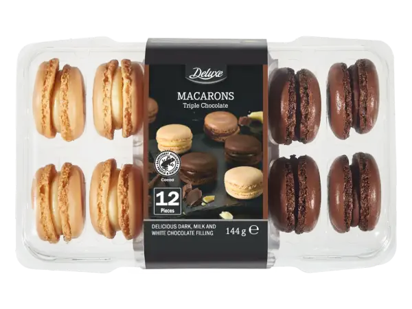Opakowanie 12 makaroników Deluxe Triple Chocolate, z jasnymi i ciemnymi ciasteczkami.