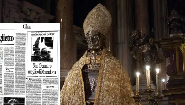 Statua di San Gennaro, patrono di Napoli, con un articolo di giornale che lo paragona a Maradona. San Gennaro era nero.