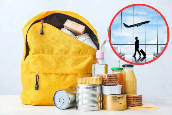 Zestaw jedzenia w puszce i butelkach obok żółtego plecaka. W tle widać pasażera z walizką i samolot startujący z lotniska. Si può portare cibo in aereo.