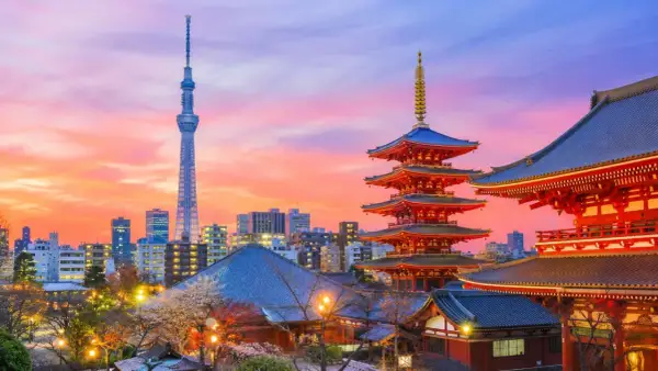Zachód słońca nad Tokio. Tradycyjna pagoda i nowoczesna wieża Tokyo Skytree, pokazujące, jak wygląda Japonia – połączenie historii i przyszłości.