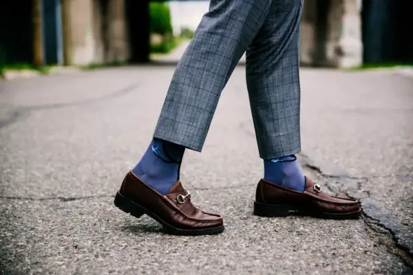 Eleganckie mokasyny i granatowe skarpetki z motywem ptaków – idealne połączenie, które odpowiada na pytanie, jakie skarpetki do mokasynów.