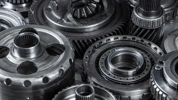 Metalowe części mechaniczne, w tym koła zębate i elementy dyferencjału torsen, tworzą skomplikowaną kompozycję.