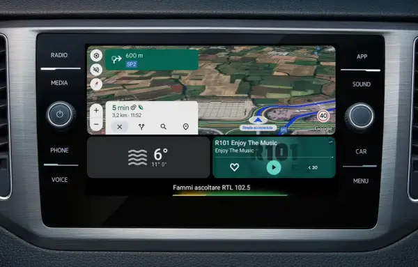 Schermo auto con navigatore Google Maps, meteo e radio. La radio per Android Auto mostra "Fammi ascoltare RTL 102.5".