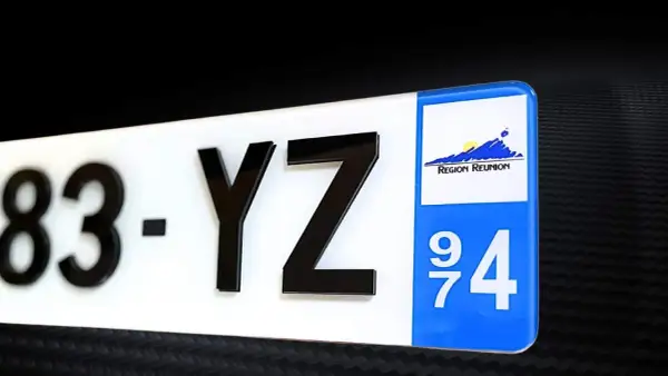 Plaque d'immatriculation noire avec le numéro 83-YZ et le logo de la Région Réunion. Une amende pourrait être évitée avec une plaque lisible.