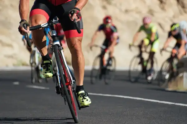 Ciclisti in gara, un'ottima opzione per chi cerca tabelle per dimagrire in bicicletta e migliorare la propria forma fisica.