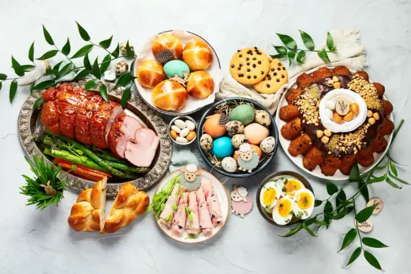 Wielkanocne przekąski: pieczony schab, jajka, babeczki, ciasto i słodkości.