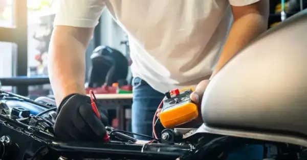 Jak długo ładować akumulator motocyklowy 12V? Pełny poradnik!