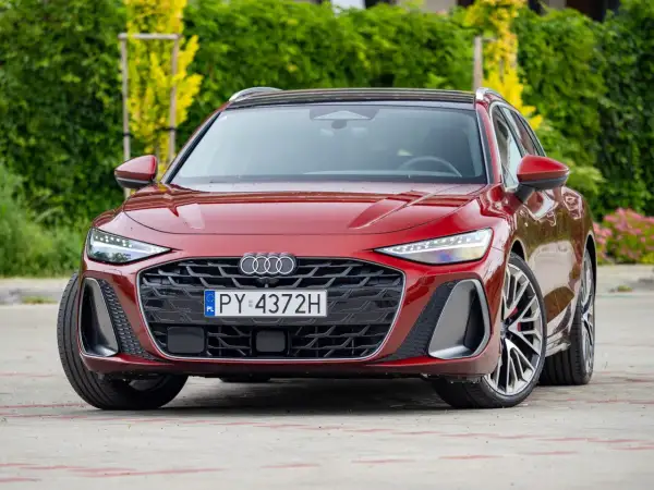 Czerwone Audi z silnikiem 3.0 TFSI. Wady i zalety tego napędu to temat dyskusji wśród kierowców.