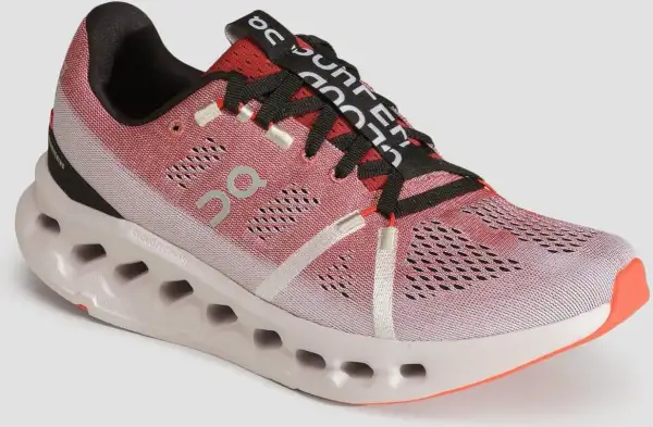 Różowy but sportowy z czarnymi sznurówkami i napisem "Cloudsurfer 7" na języku. Wyjątkowa podeszwa z technologią CloudTec.