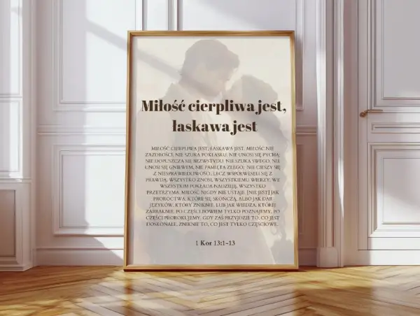 Obraz przedstawia cytaty z Biblii o miłości małżeńskiej, z fragmentem 1 Kor 13:1-13, ozdobiony subtelnym wizerunkiem pary.