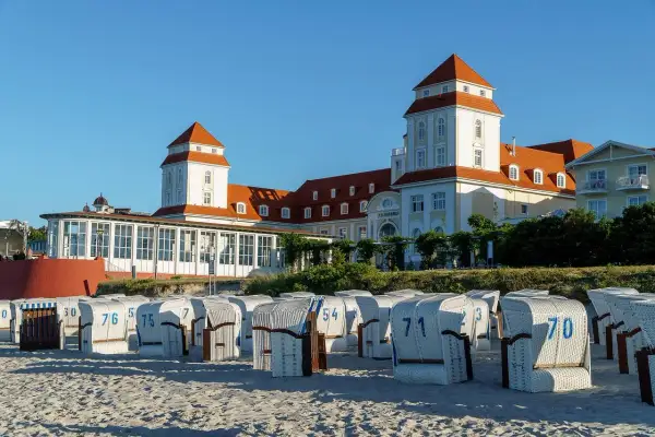 Piękne plażowe kosze czekają na turystów. W tle imponujący budynek, który stanowi jedną z głównych dźwirzyno atrakcji.