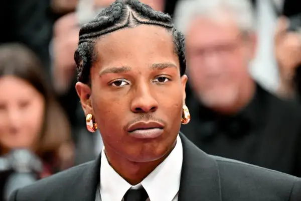 A$AP Rocky z warkoczykami i złotymi kolczykami, gwiazda, która mogłaby pojawić się na CLOUT FESTIVAL LINEUP.