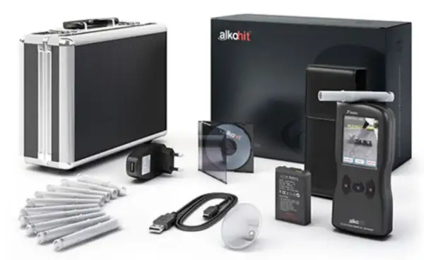 Alkomat z akcesoriami: walizka, ładowarka, ustniki, kabel USB, bateria, płyta CD i etui.
