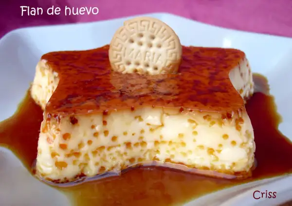 Delicioso flan de huevo casero con caramelo líquido y una galleta María. Una receta fácil y tentadora.