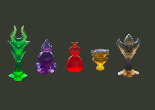 Figurki z gry Villainous: zielona Maleficent, fioletowa Ursula, czerwona Królowa Kier, żółty Hades i szary Jafar.