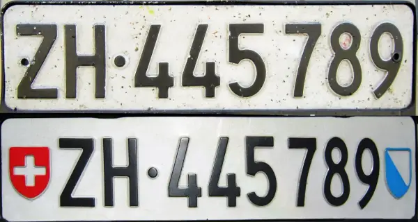 Dwie tablice rejestracyjne z numerem ZH 445789. Górna jest starsza, dolna ma herb Szwajcarii i kantonu Zurych.