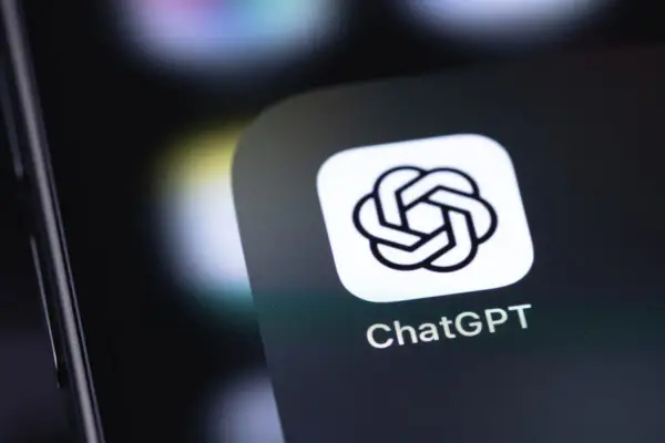 Ikona aplikacji ChatGPT na ekranie smartfona. Odkryj możliwości darmowego czatu GPT po polsku i rozmawiaj z AI.
