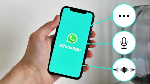 Mano sostiene un teléfono con WhatsApp. Iconos de puntos suspensivos, micrófono y onda sonora sugieren funciones, como "que significa gn en inglés".