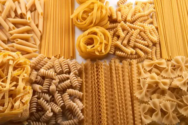 Varietà di pasta italiana: penne, spaghetti, fettuccine, fusilli, farfalle e mafaldine. La promessa della best pasta in Rome.