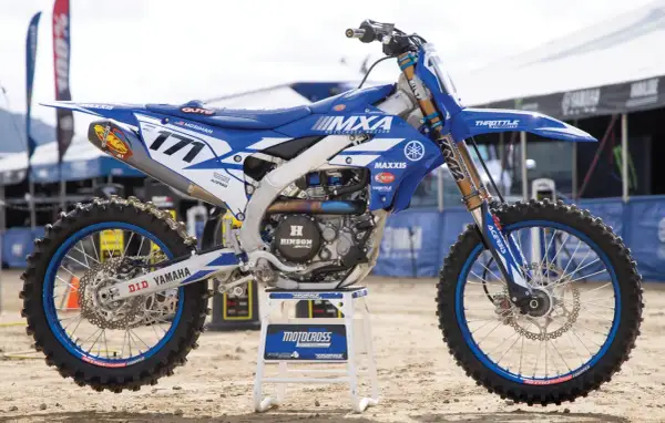 Una moto Yamaha de motocross azul y blanca, lista para la acción. El número 171 y el logo de MXA Motocross Action destacan.