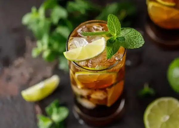 Orzeźwiający Cuba Libre z limonką i miętą, idealny na upalne dni. Poznaj prosty cuba libre przepis!