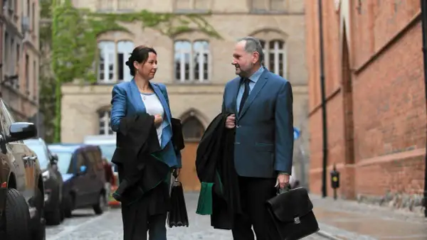 Kto płaci za adwokata po przegranej sprawie? Poznaj ważne zasady