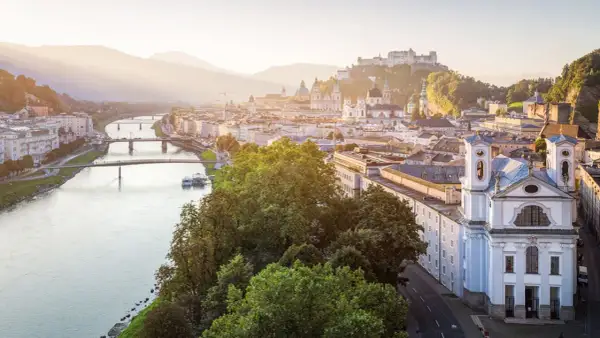 Sonnenuntergang über Salzburg: Entdecke die Stadt und ihre **Salzburg Geheimtipps** abseits der Touristenpfade.