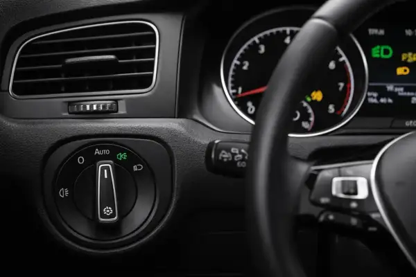 Pokrętło świateł w samochodzie. Kiedy jakie światła? Ustawienie "Auto" zapewnia automatyczne włączanie i wyłączanie świateł.