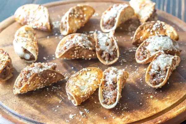 Mini tacos z mielonym mięsem i serem, posypane sezamem. Idealne przekąski na imprezę do wódki.