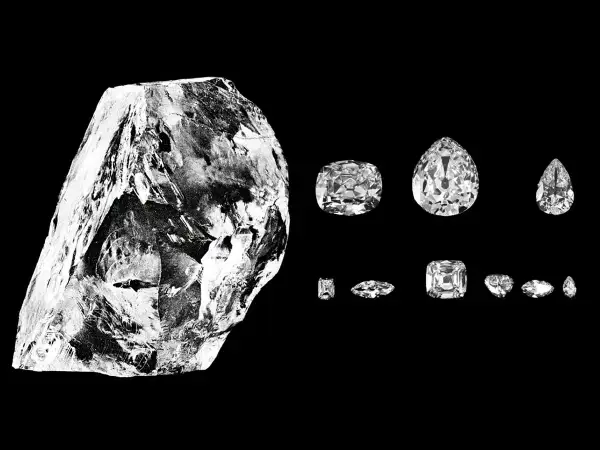 Surowy diament Cullinan obok oszlifowanych kamieni, które ozdobiły korona wielkiej brytanii.
