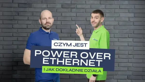 Dwóch mężczyzn w koszulkach z logo Netige prezentuje napis "CZYM JEST POWER OVER ETHERNET I JAK DOKŁADNIE DZIAŁA". To poe poradnik.