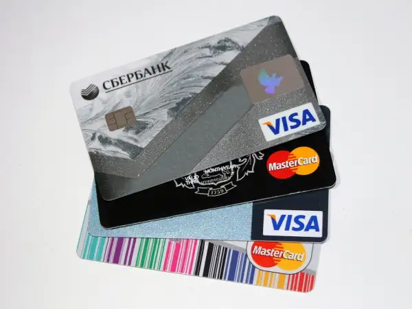 Pile di carte di credito e prepagate, tra cui Visa e Mastercard. L'IBAN è visibile su alcune carte.