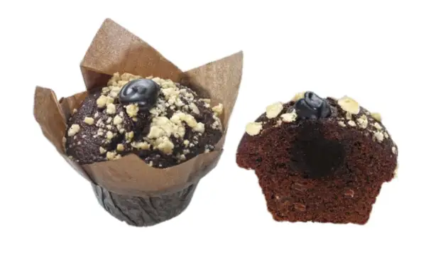 Zwei saftige triple chocolate muffins, einer im Papierförmchen, der andere angeschnitten, mit Schokostückchen und Streuseln.